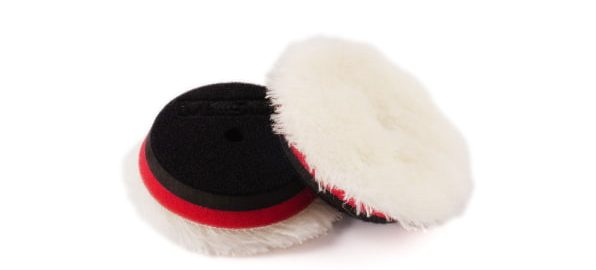 boina de lã em fundo branco para polimento automotivo